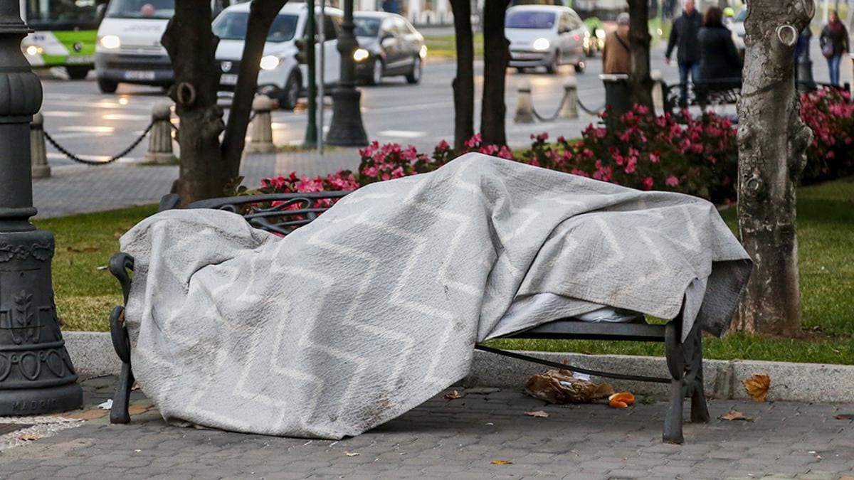 Un indigente duerme en la calle en Córdoba