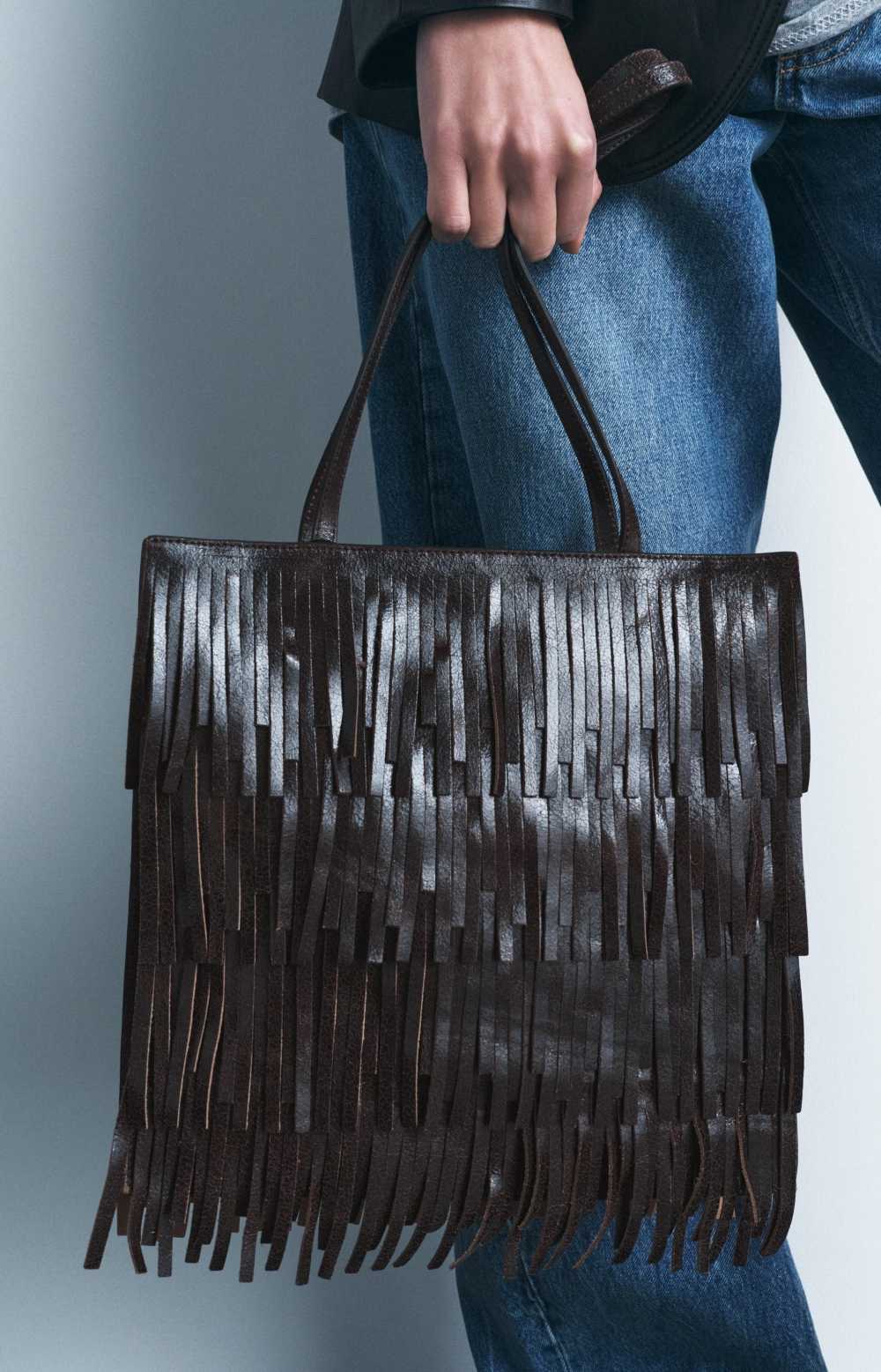 Bolso piel flecos de Zara