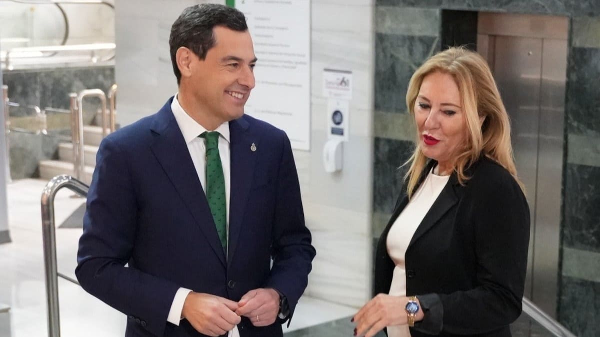 Juanma Moreno, junto a la consejera de Economía Carolina España (1)