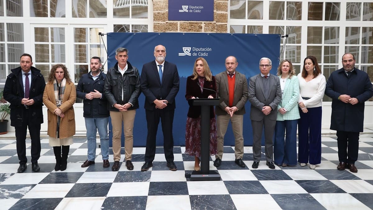 Foto de familia de la corporación provincial de la Diputación de Cádiz | Cristo García