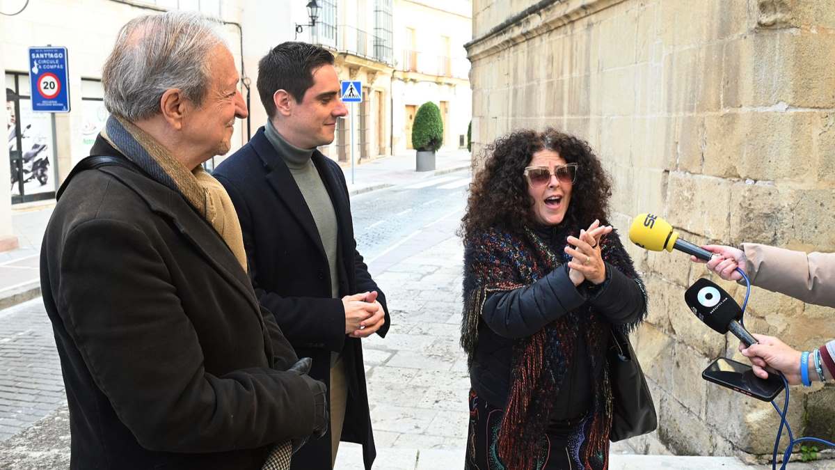 Presentación de la señalización 'En el Barrio de Santiago circule a compás' en Jerez