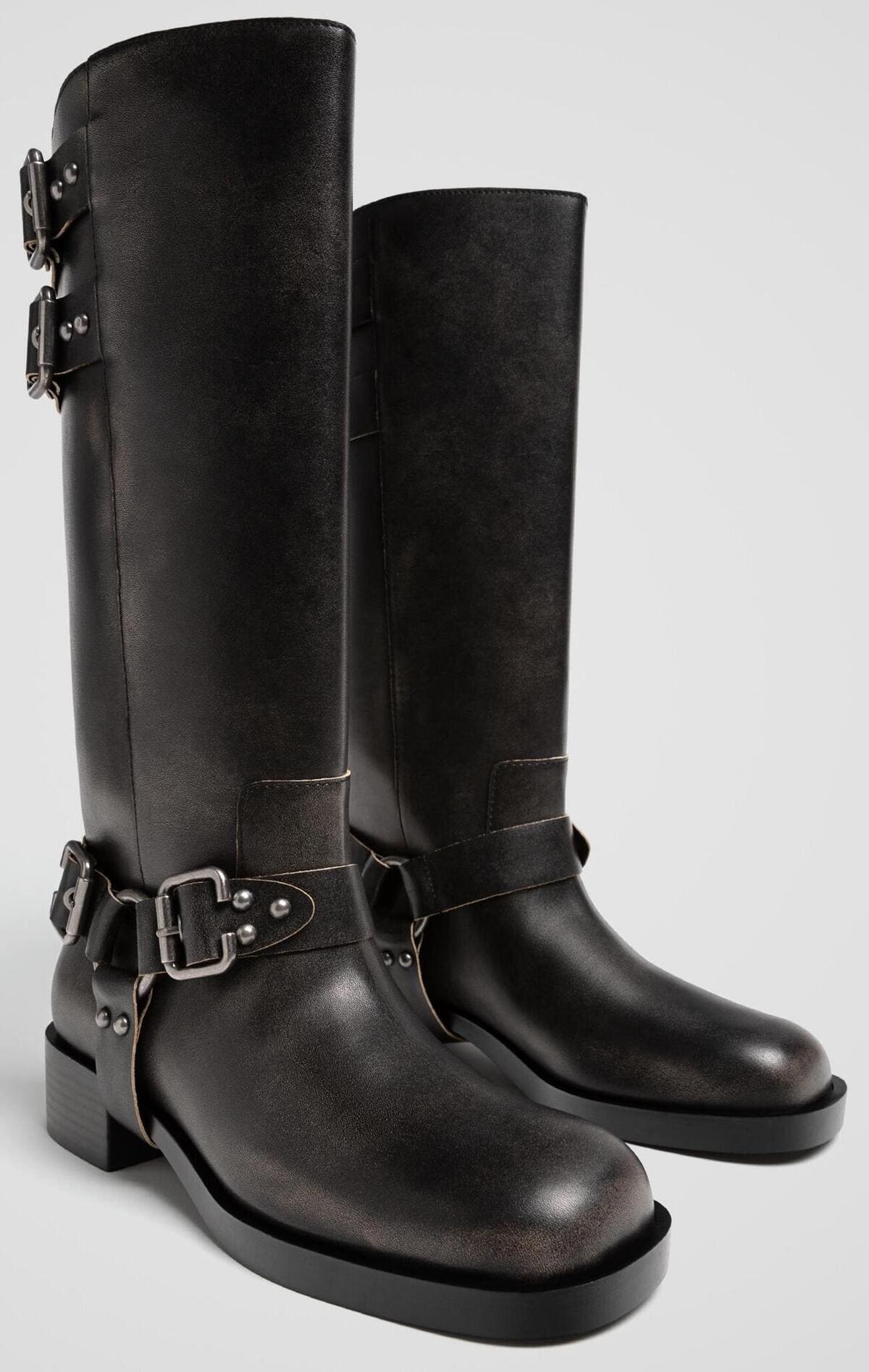 Las botas planas biker desgastadas con hebillas en color negro de Stradivarius