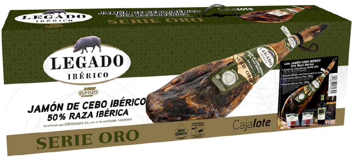 El lote de jamón de cebo ibérico serie oro de El Pozo con vino tinto y embutidos de Alcampo
