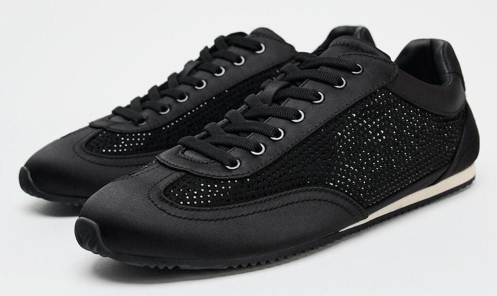 Las zapatillas deportivas con brillos en color negro de Zara