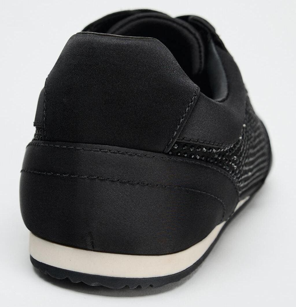 Las zapatillas deportivas con brillos en color negro de Zara