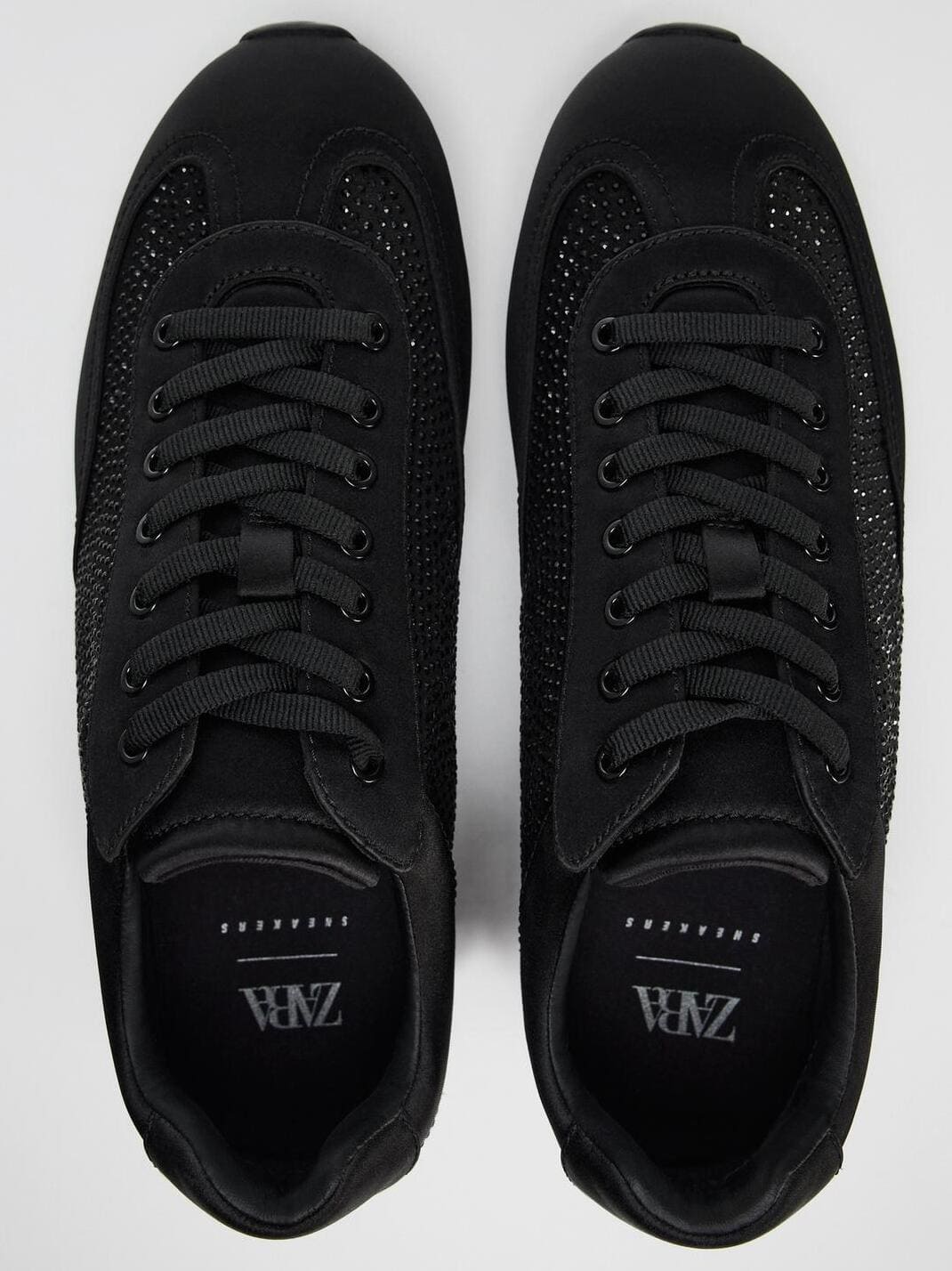 Las zapatillas deportivas con brillos en color negro de Zara