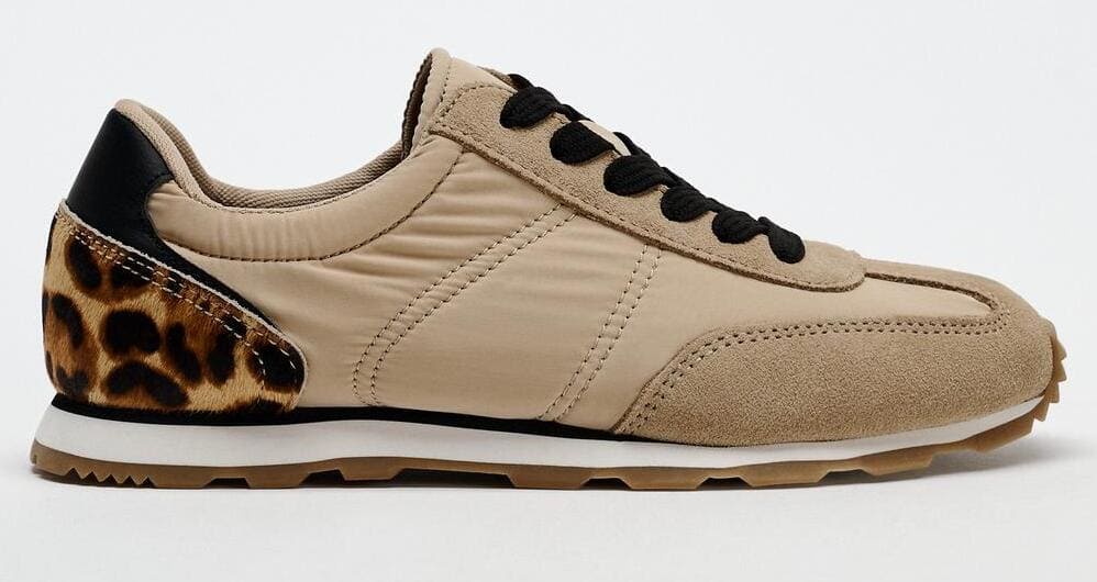 Las zapatillas de running con talonera con estampado animal de Zara