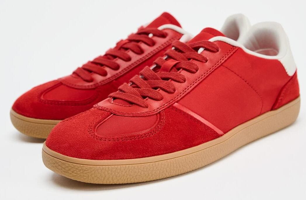 Las zapatillas bambas en color rojo de Zara