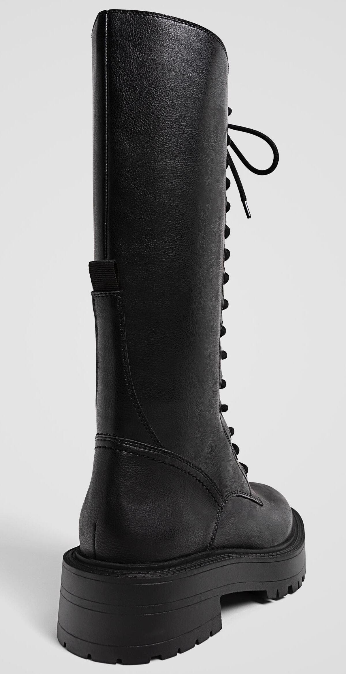 Las botas altas planas acordonadas en color negro de Stradivarius