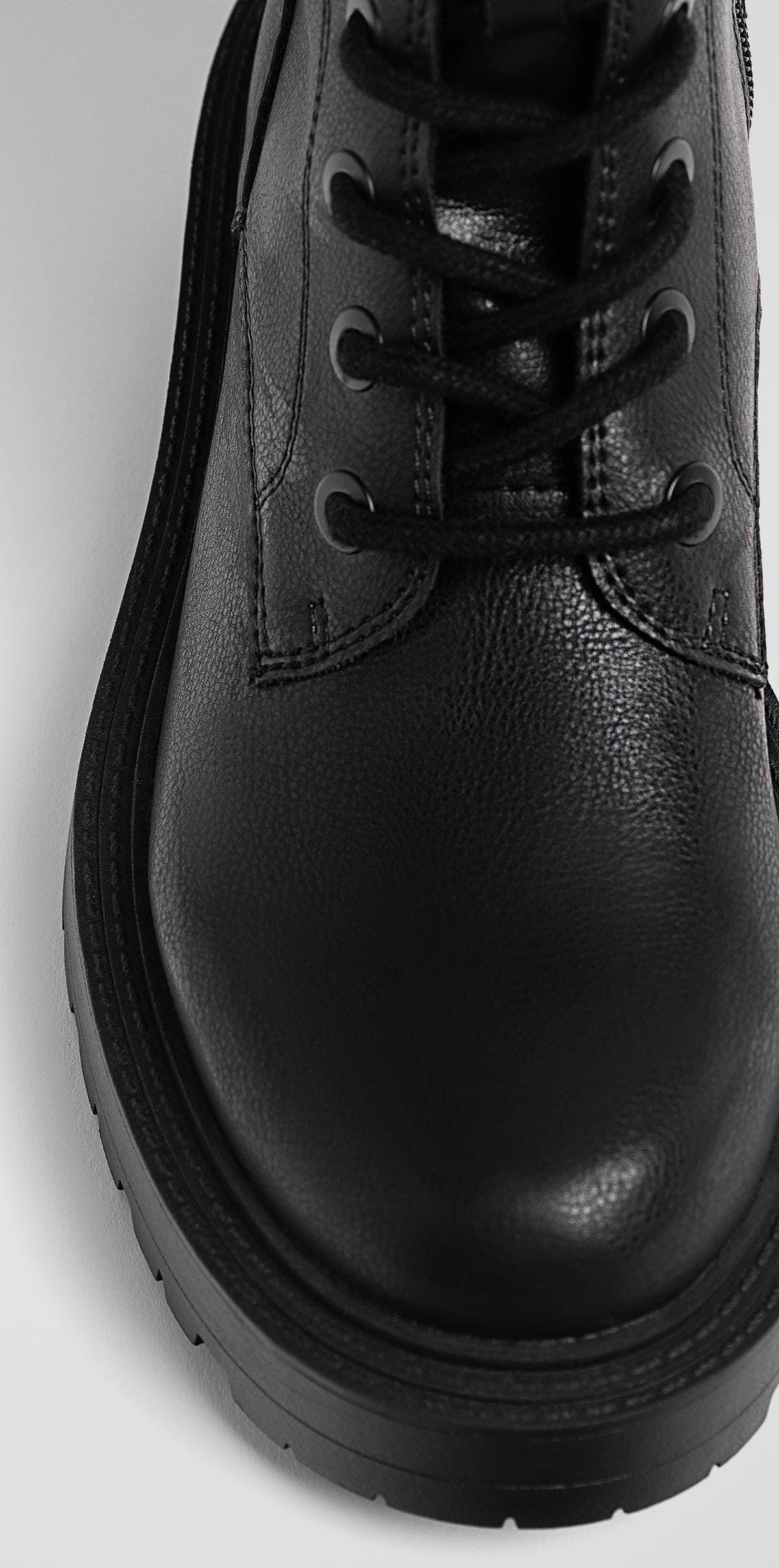 Las botas altas planas acordonadas en color negro de Stradivarius