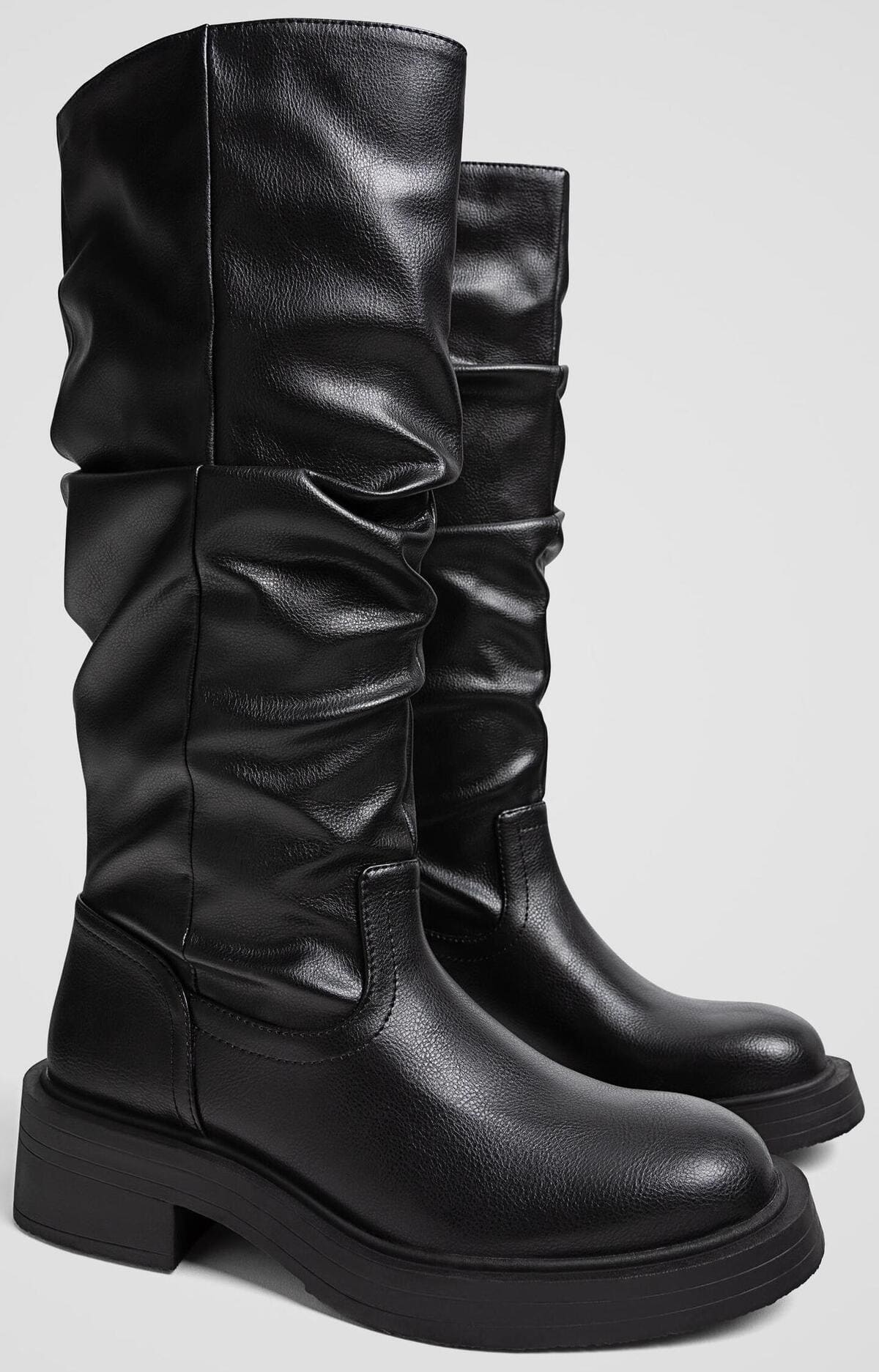 Las botas altas slouchy planas en color negro de Stradivarius
