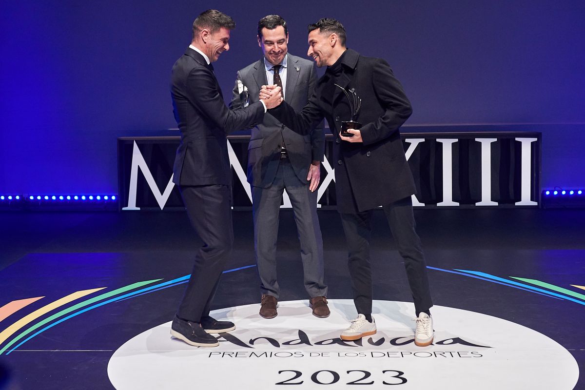 Joaquín Sánchez y Jesús Navas reciben de Juanma Moreno la mención honorífica en los Premios Andalucía del Deporte 2023 | Salvador López Medina para El MIRA
