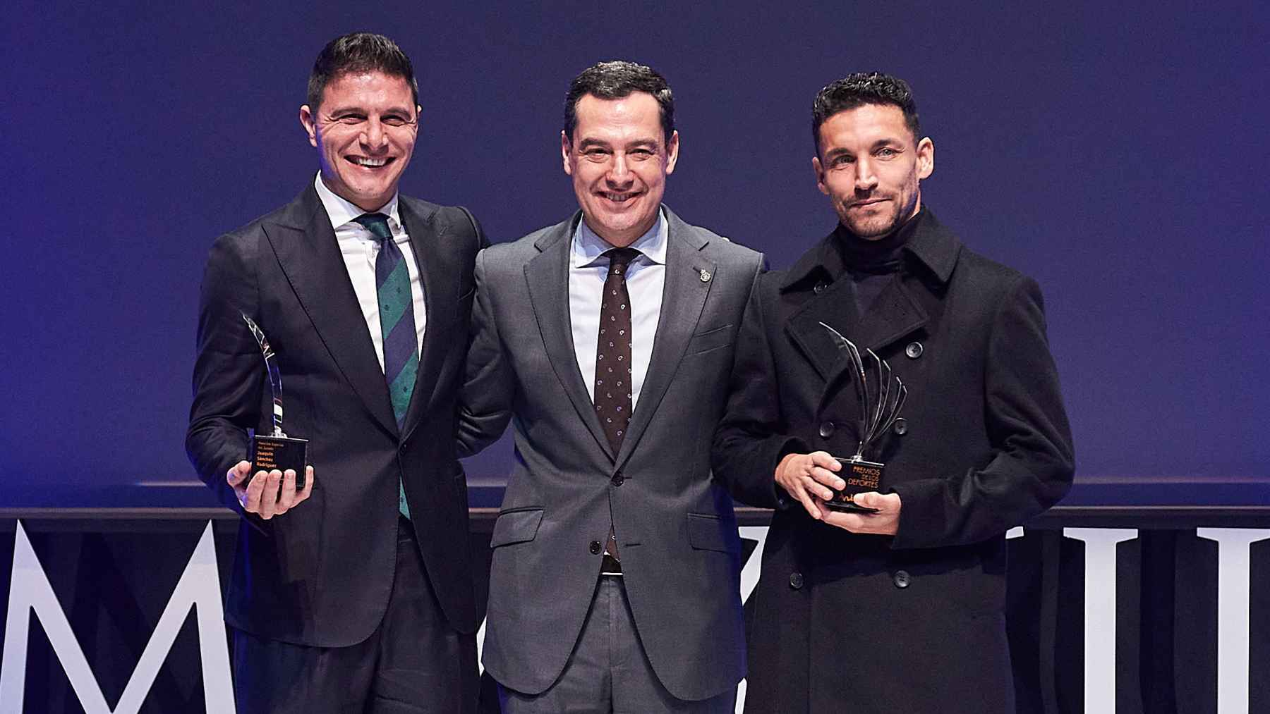Joaquín Sánchez y Jesús Navas reciben de Juanma Moreno la mención honorífica en los Premios Andalucía del Deporte 2023 | Salvador López Medina para El MIRA