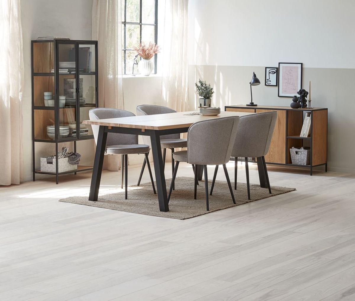 Mueble vitrina de la serie TRAPPEDAL de Jysk