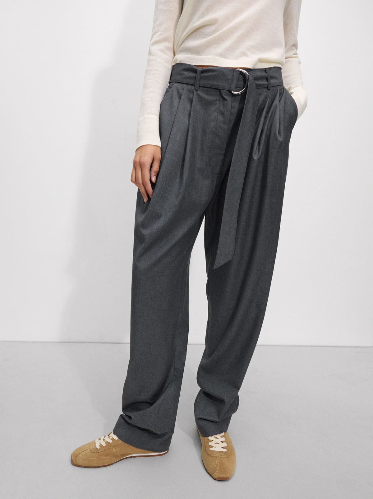 El pantalón recto con lana en color gris de Parfois