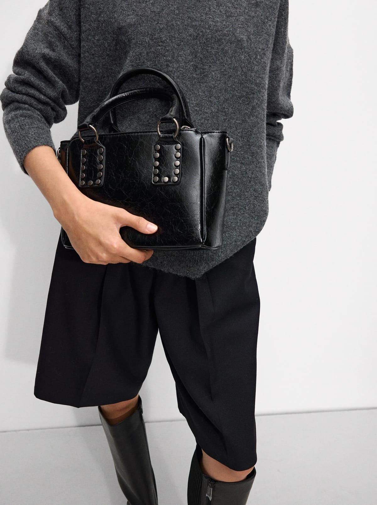 El bolso tote con tachuelas en color negro de Parfois