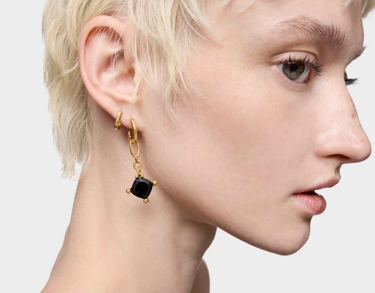 Pendientes de aro largos con baño de oro 18 kt sobre plata y ónix Color Black de TOUS