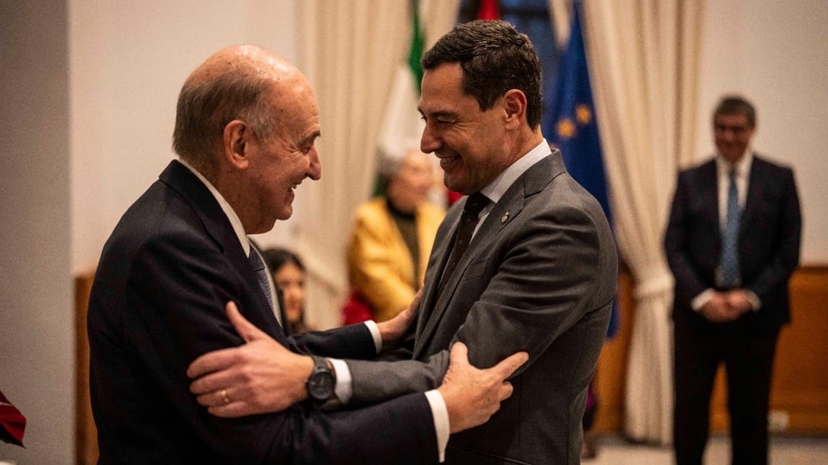 Juanma Moreno saluda a Miguel Roca