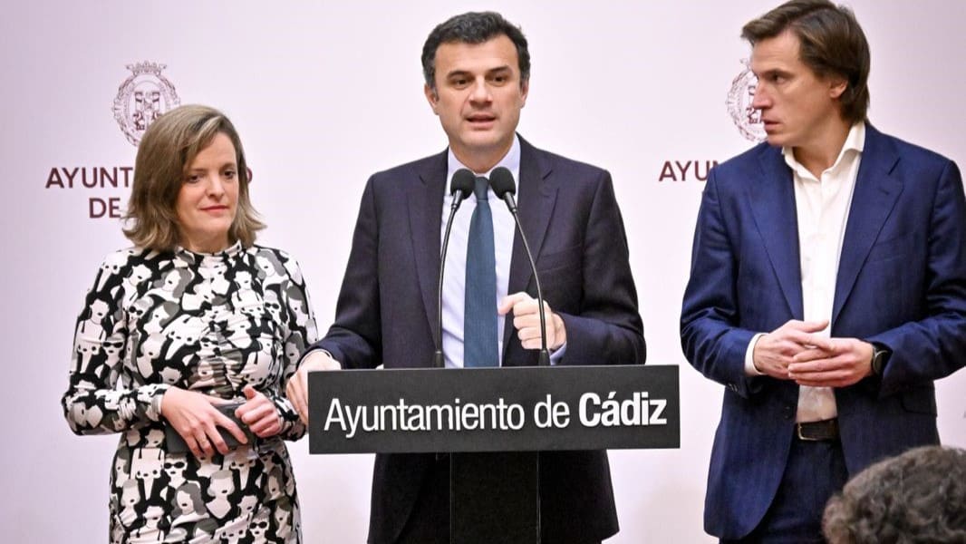 Bruno García durante su atención a los medios