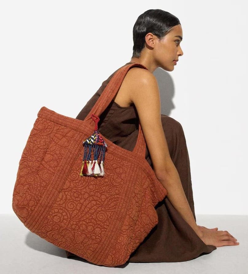 Bolso de hombro estilo shopper con cierre de imán y abalorio colgante en liso