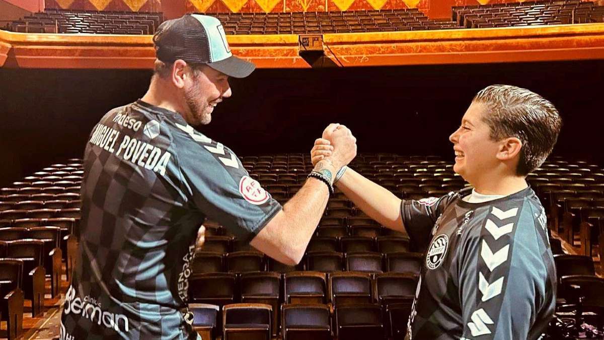 Miguel Poveda junto al joven artista Manuel Monje en el Teatro Villamarta de Jerez