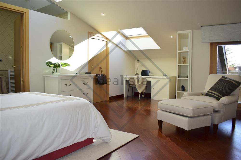 Uno de los dormitorios de la casa de Dabiz Muñoz y Cristina Pedroche | Idealista