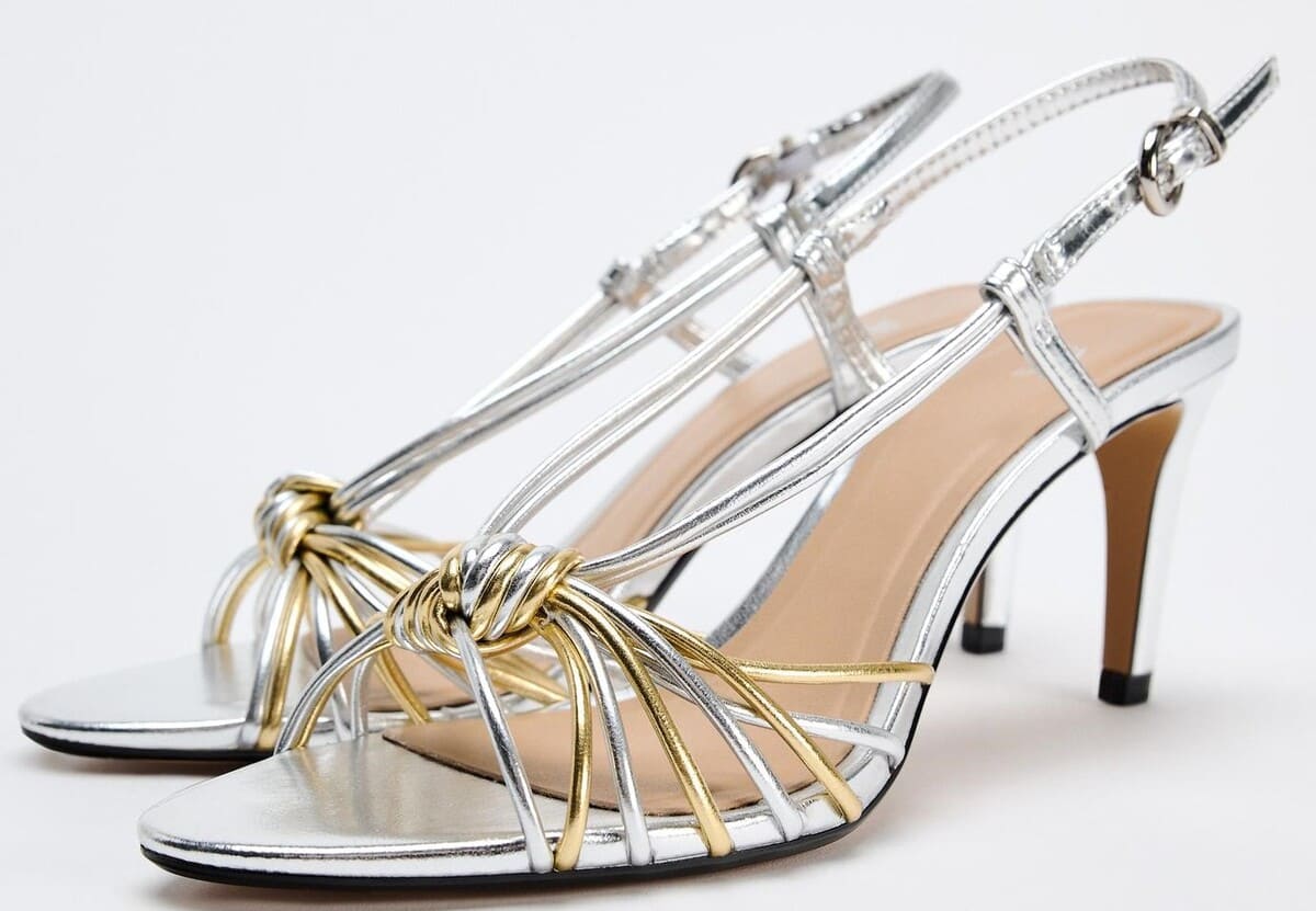 Sandalia metalizada con tiras y nudo decorativo