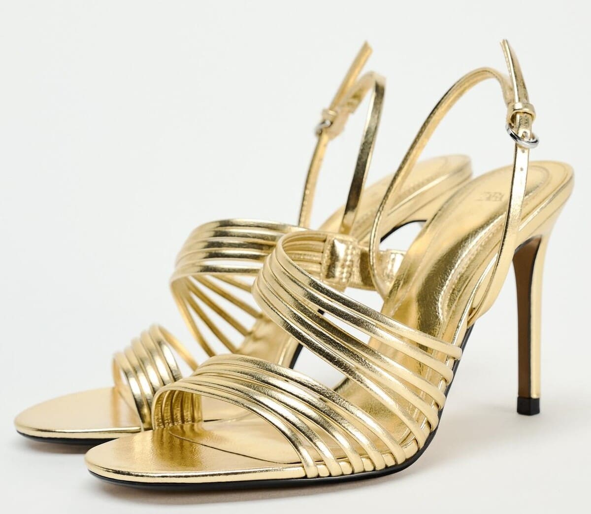 Sandalia metalizada con tiras