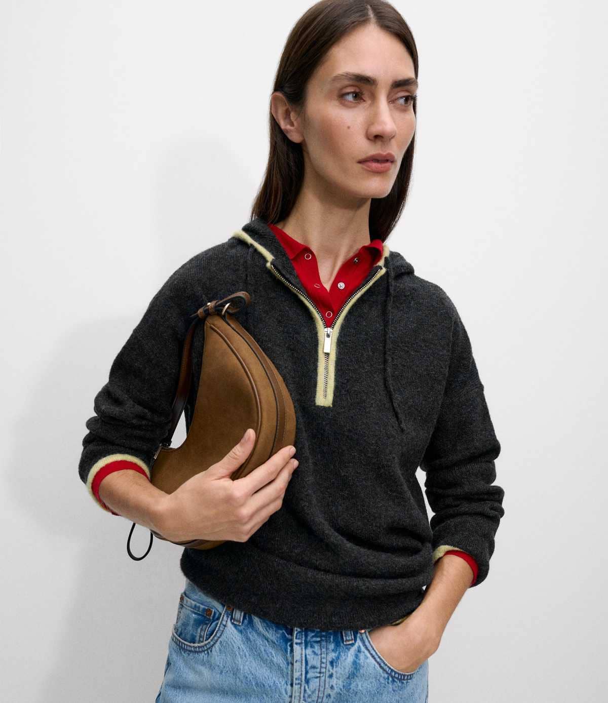 Jersey con capucha y detalle contrast de Parfois