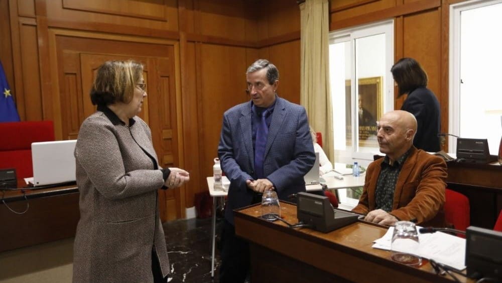 La delegada de Hacienda, Economía y Empleo del Ayuntamiento de Córdoba, Blanca Torrent, conversa con el secretario del Pleno, Valeriano Lavela, en presencia del portavoz del PSOE, Antonio Hurtado.