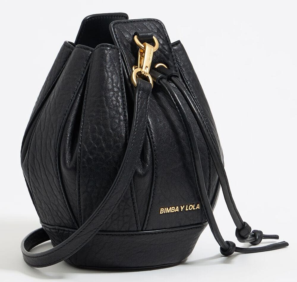 El nuevo bolso con forma de pelota Bucket mediano en color negro de Bimba y Lola