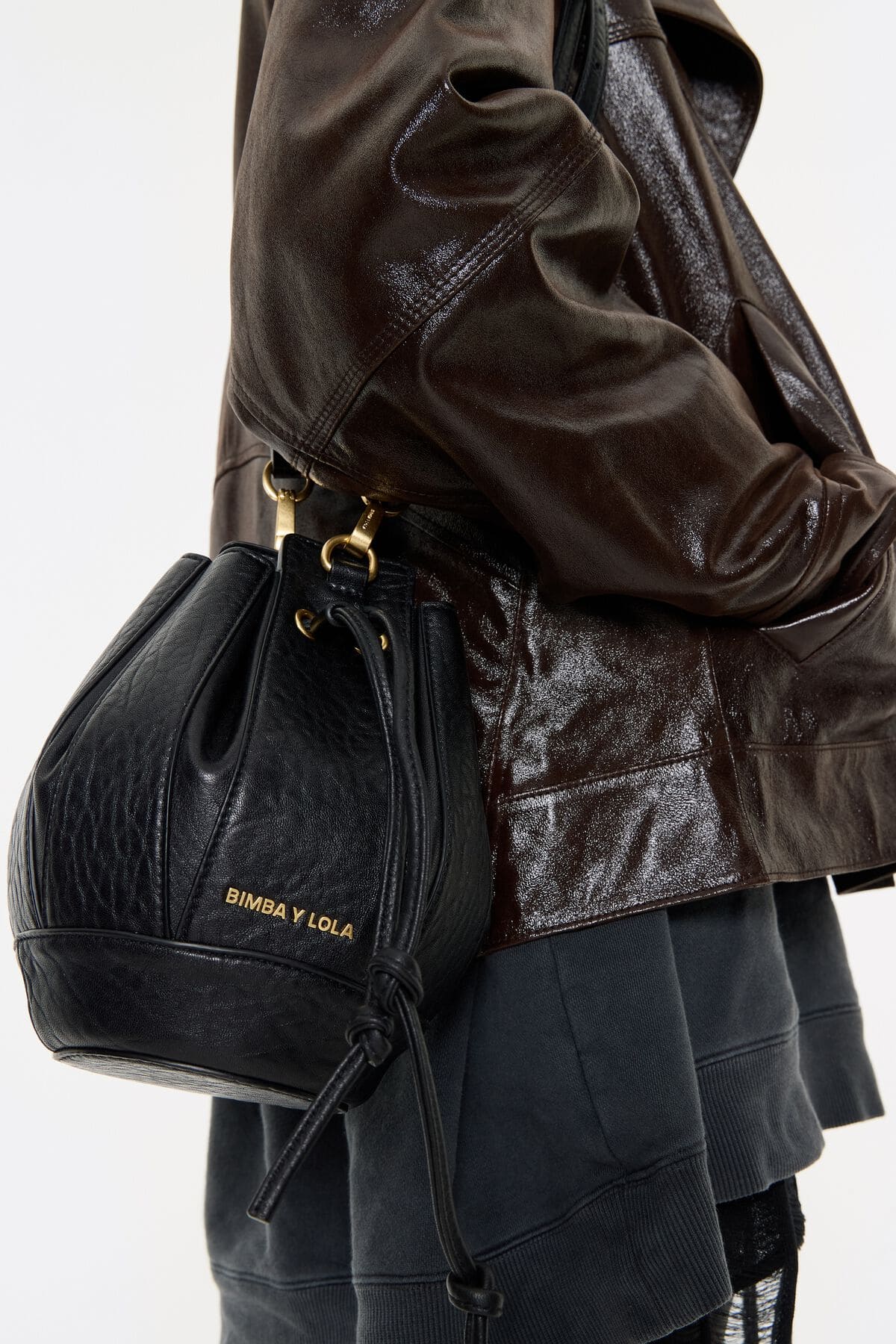 El nuevo bolso con forma de pelota Bucket mediano en color negro de Bimba y Lola