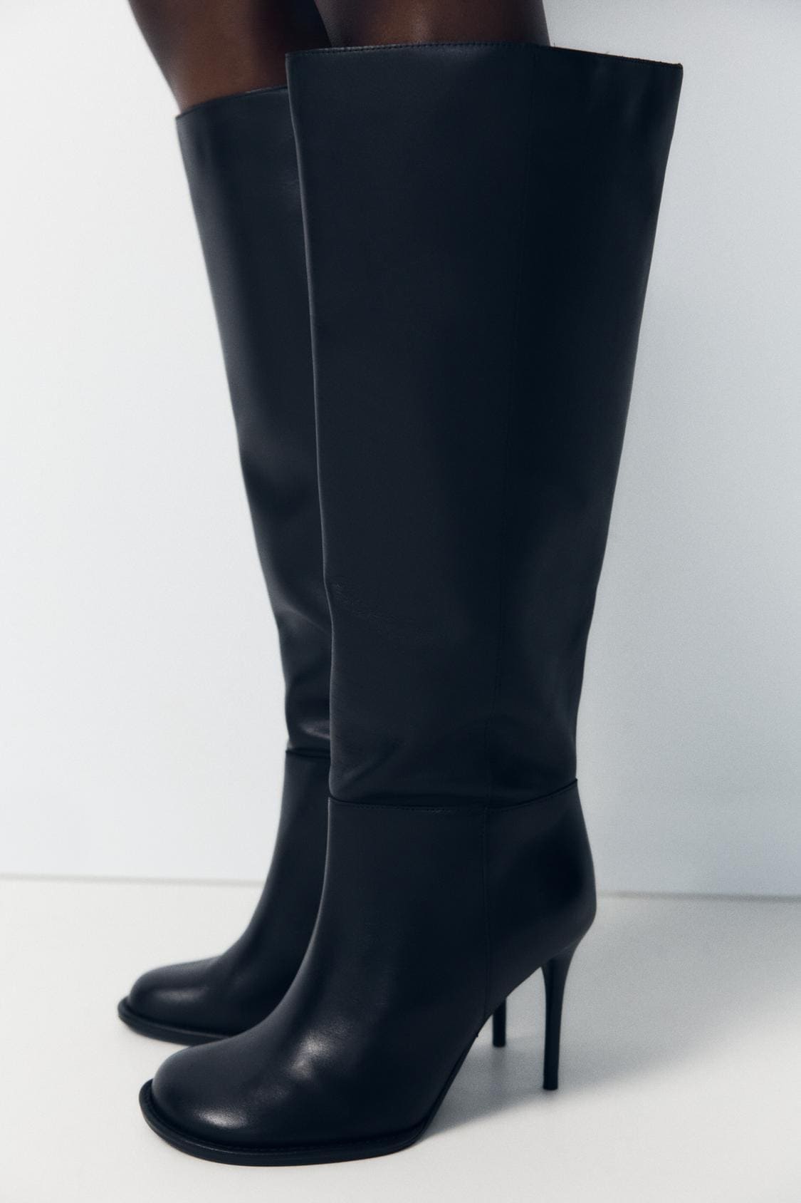 Las botas con tacón fino de piel en color negro de Zara