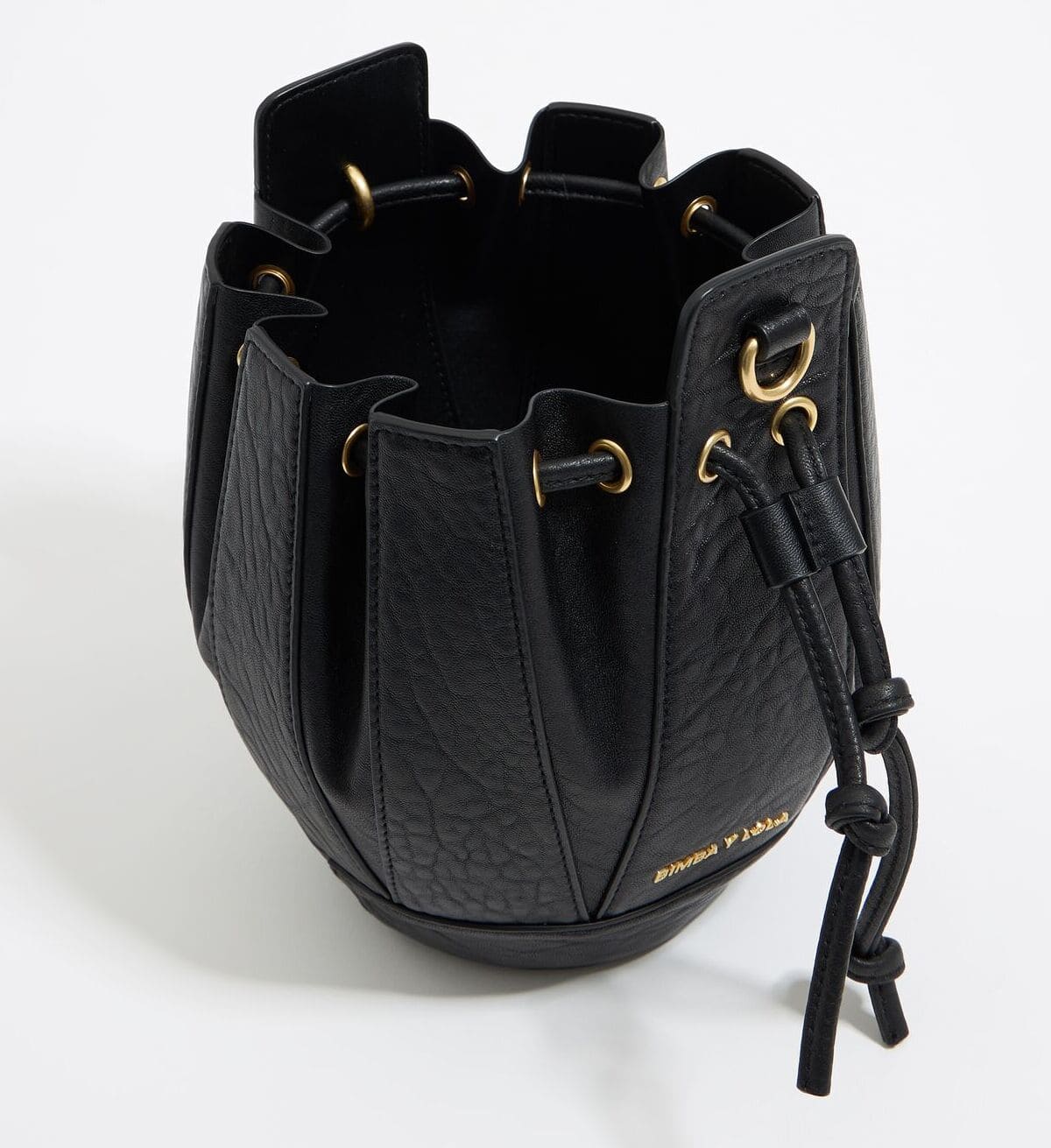 El nuevo bolso con forma de pelota Bucket mediano en color negro de Bimba y Lola