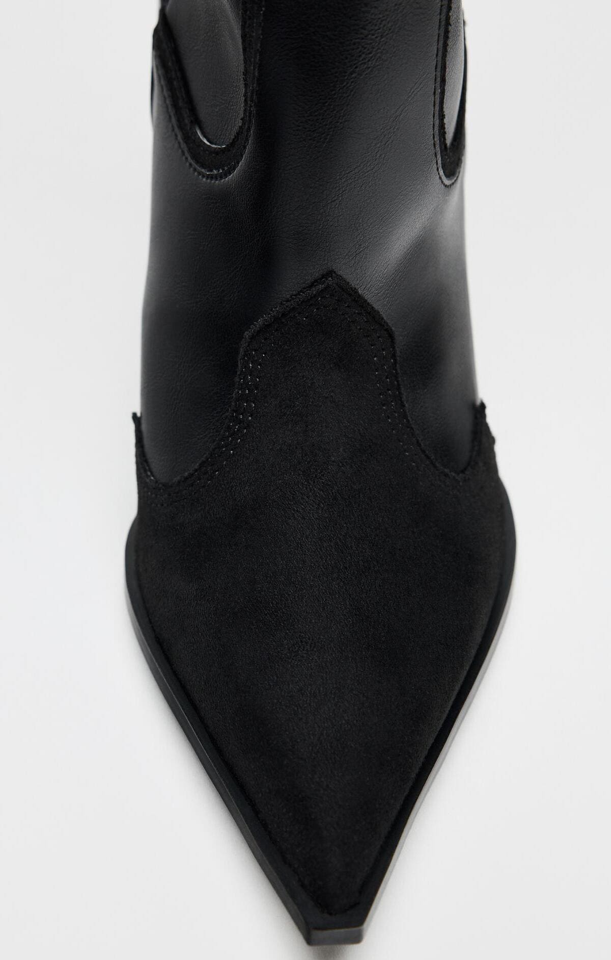 Las botas con tacón fino de estilo cowboy en color negro de Zara
