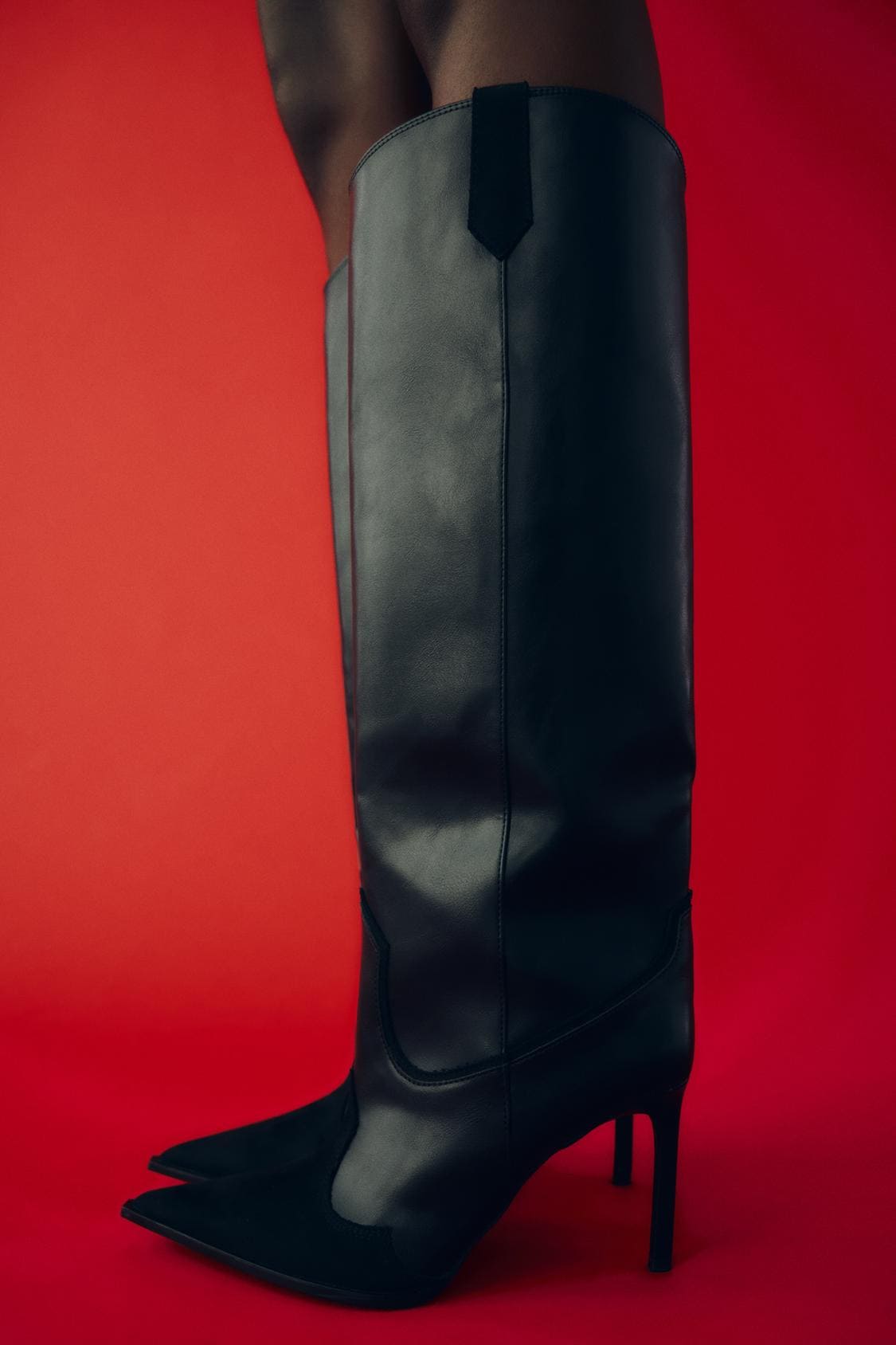 Las botas con tacón fino de estilo cowboy en color negro de Zara