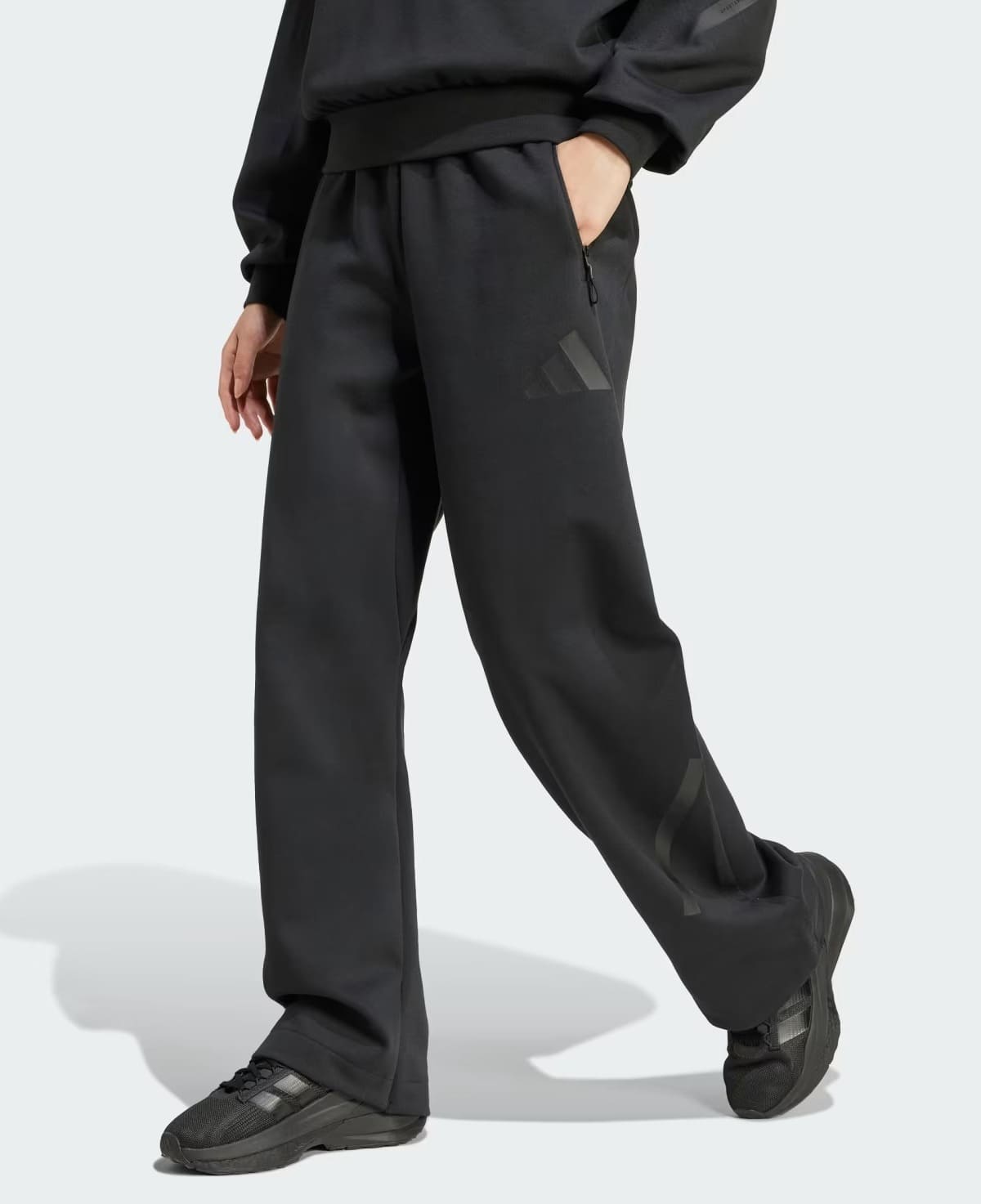 El pantalón Adidas Z.N.E. Barrel en color negro