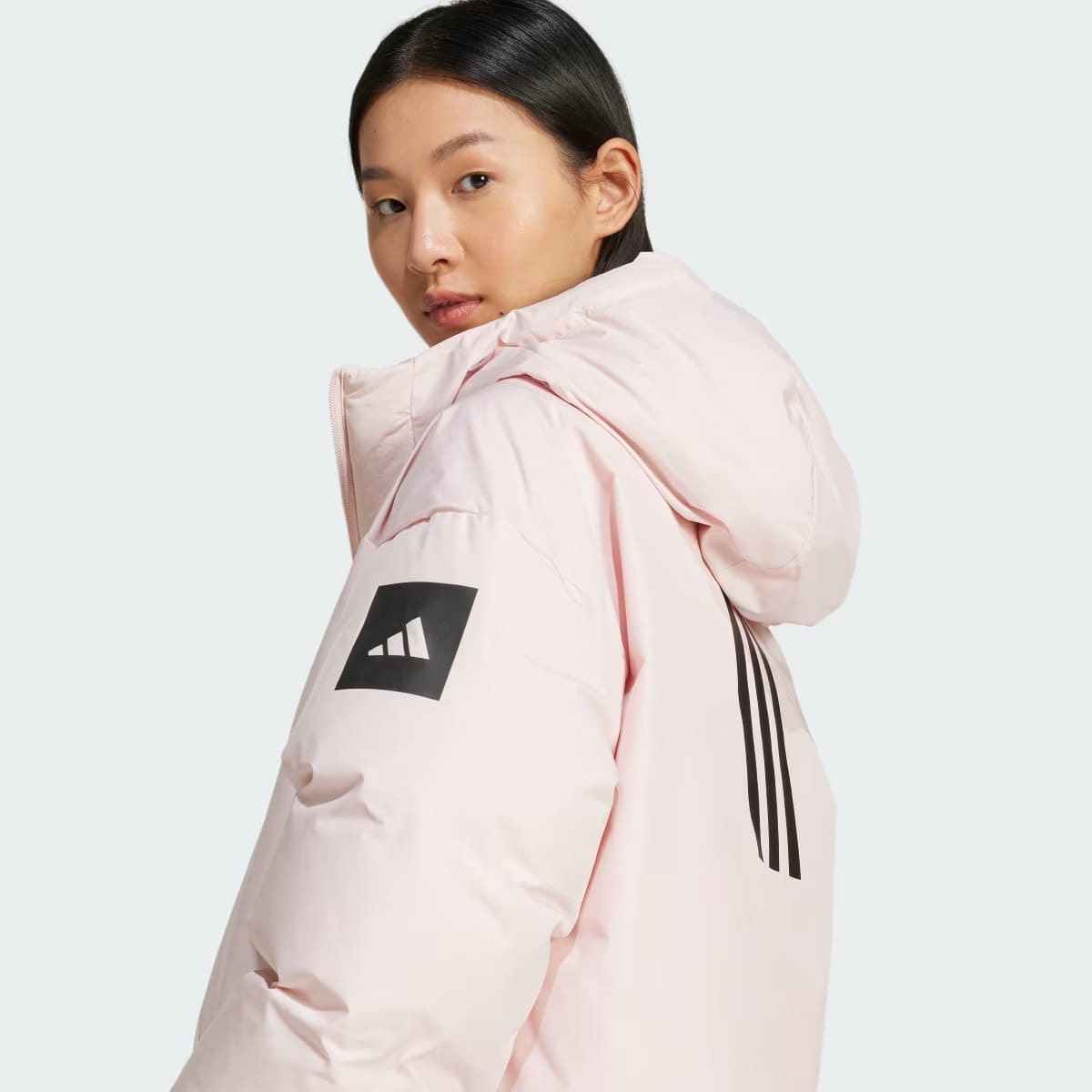La chaqueta tipo parka de plumón Myshelter en color rosa arena de Adidas