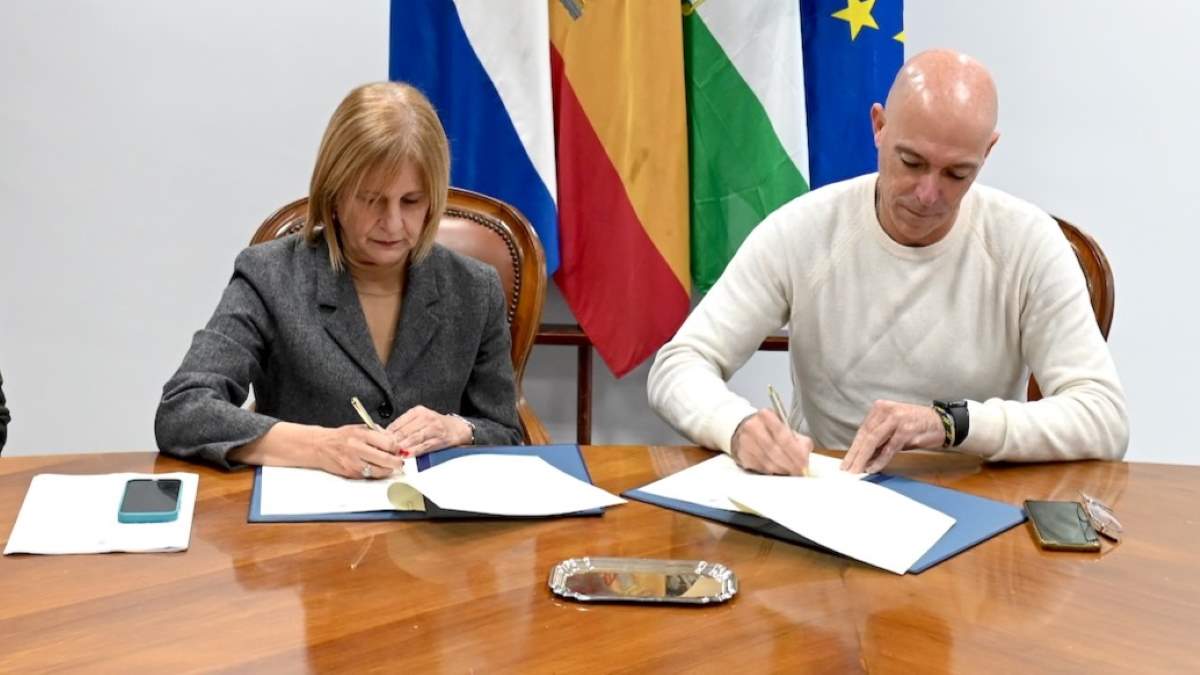 Firma del convenio entre Ayuntamiento y FEGADI en Jerez