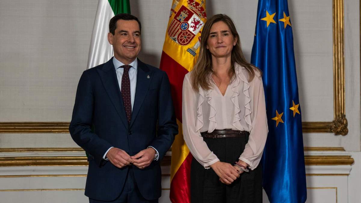 El presidente de la Junta de Andalucía, Juanma Moreno, en su reunión con la ministra Sara Aagesen