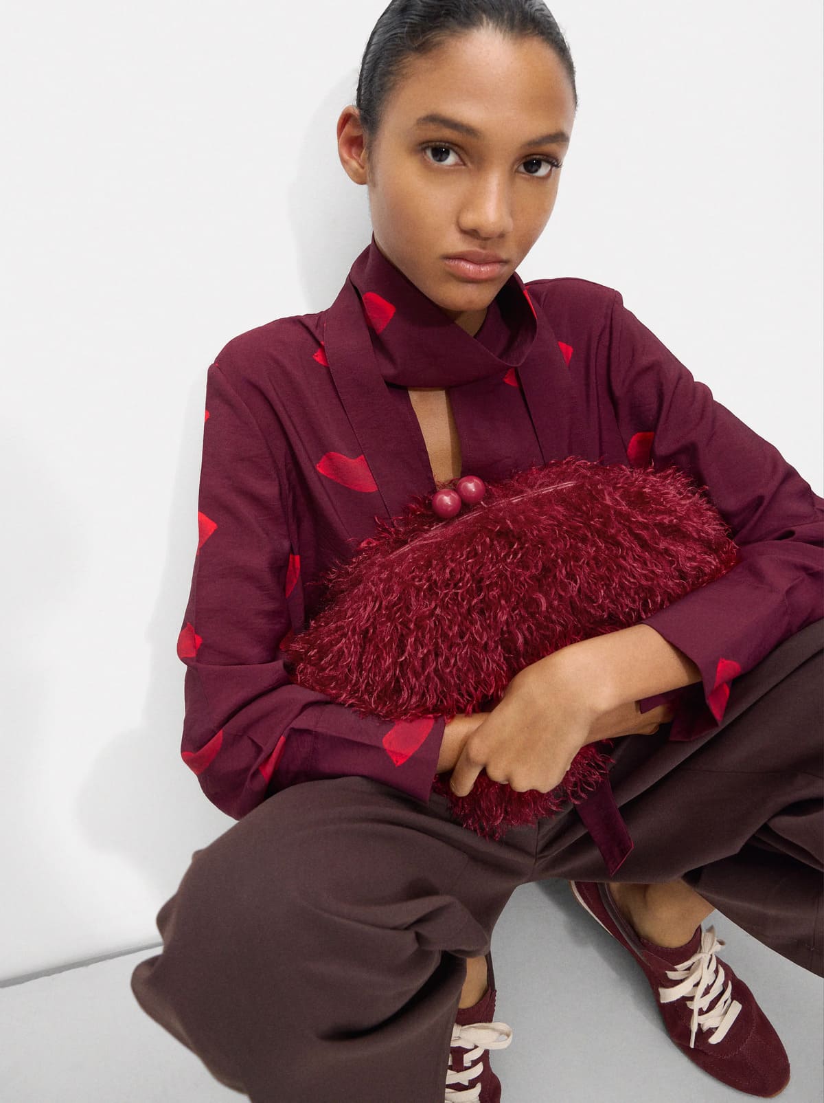 Bolso de mano con efecto pelo