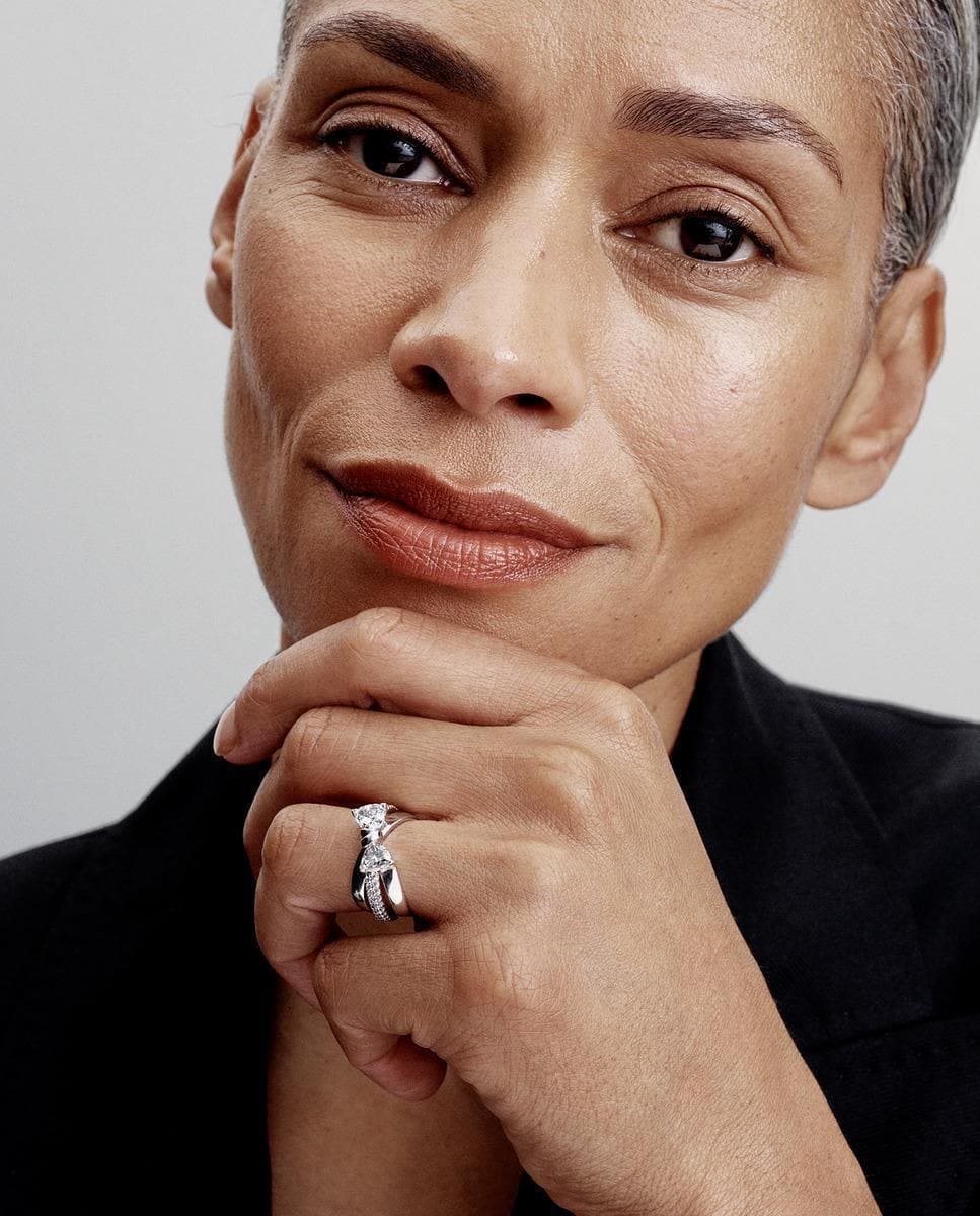 Anillo en plata de ley de banda cruzada y lazo brillante