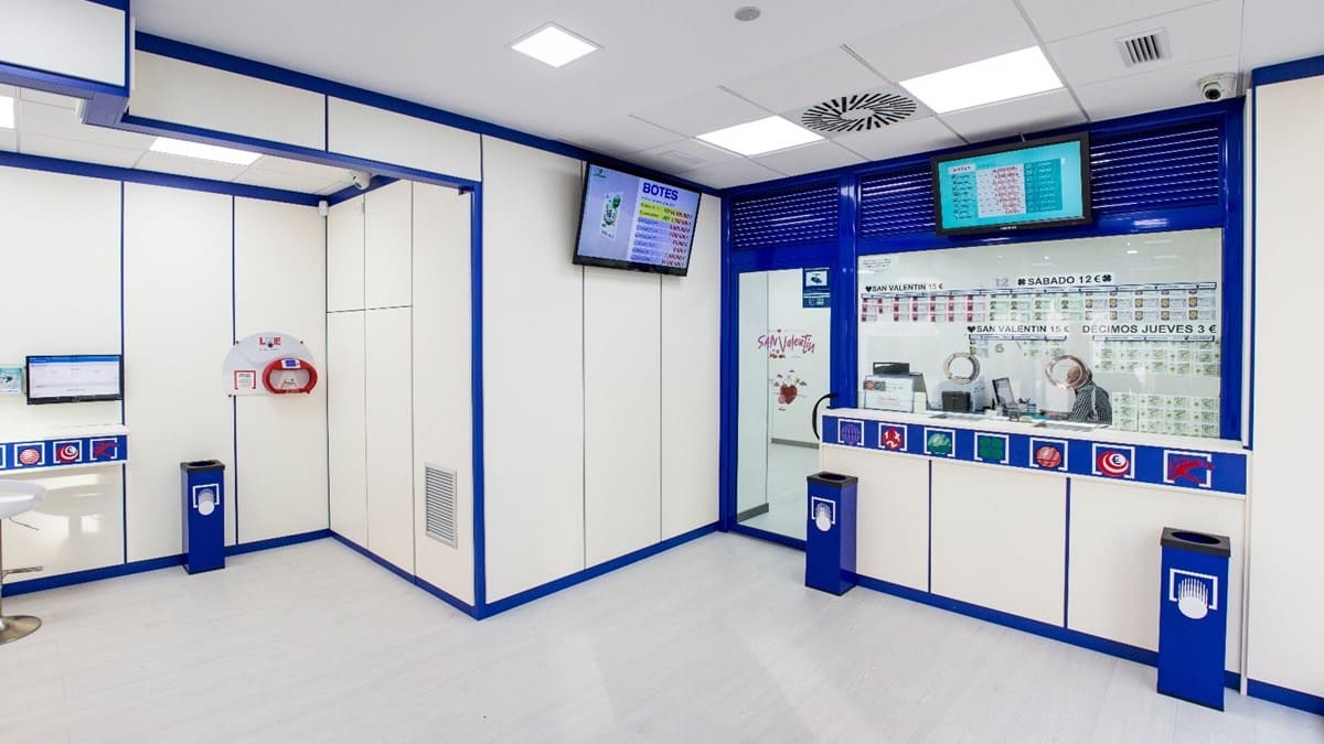 Interior de una administración de loterías