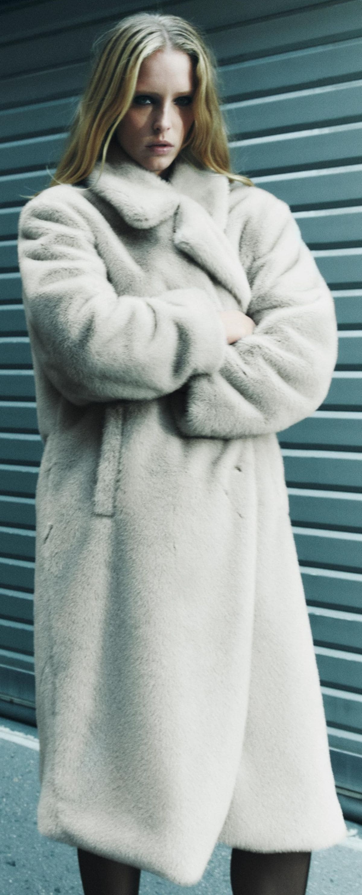 Abrigo largo de efecto pelo de Zara