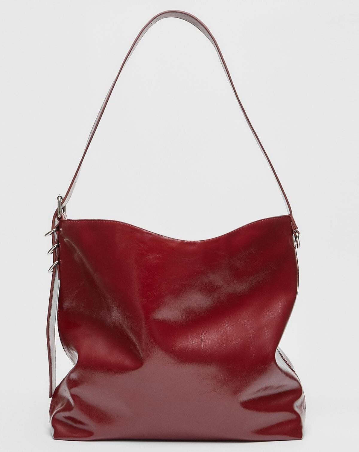 El bolso bucket de efecto piel en color granate de Stradivarius