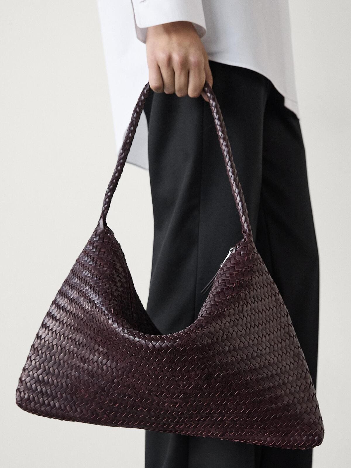 El bolso trenzado de napa en piel de color burdeos de Massimo Dutti