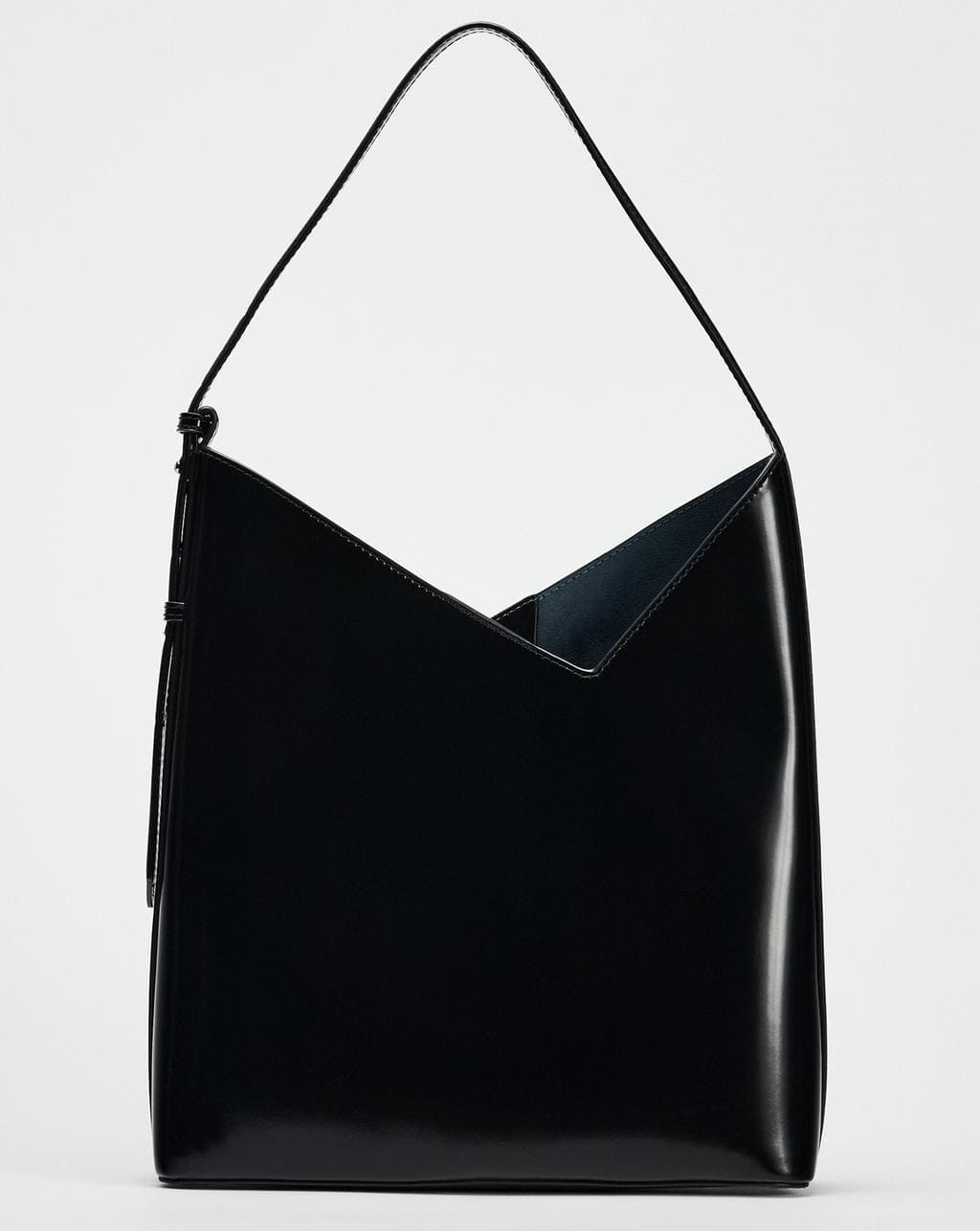 El bolso tipo saca de hombro en color negro de Zara