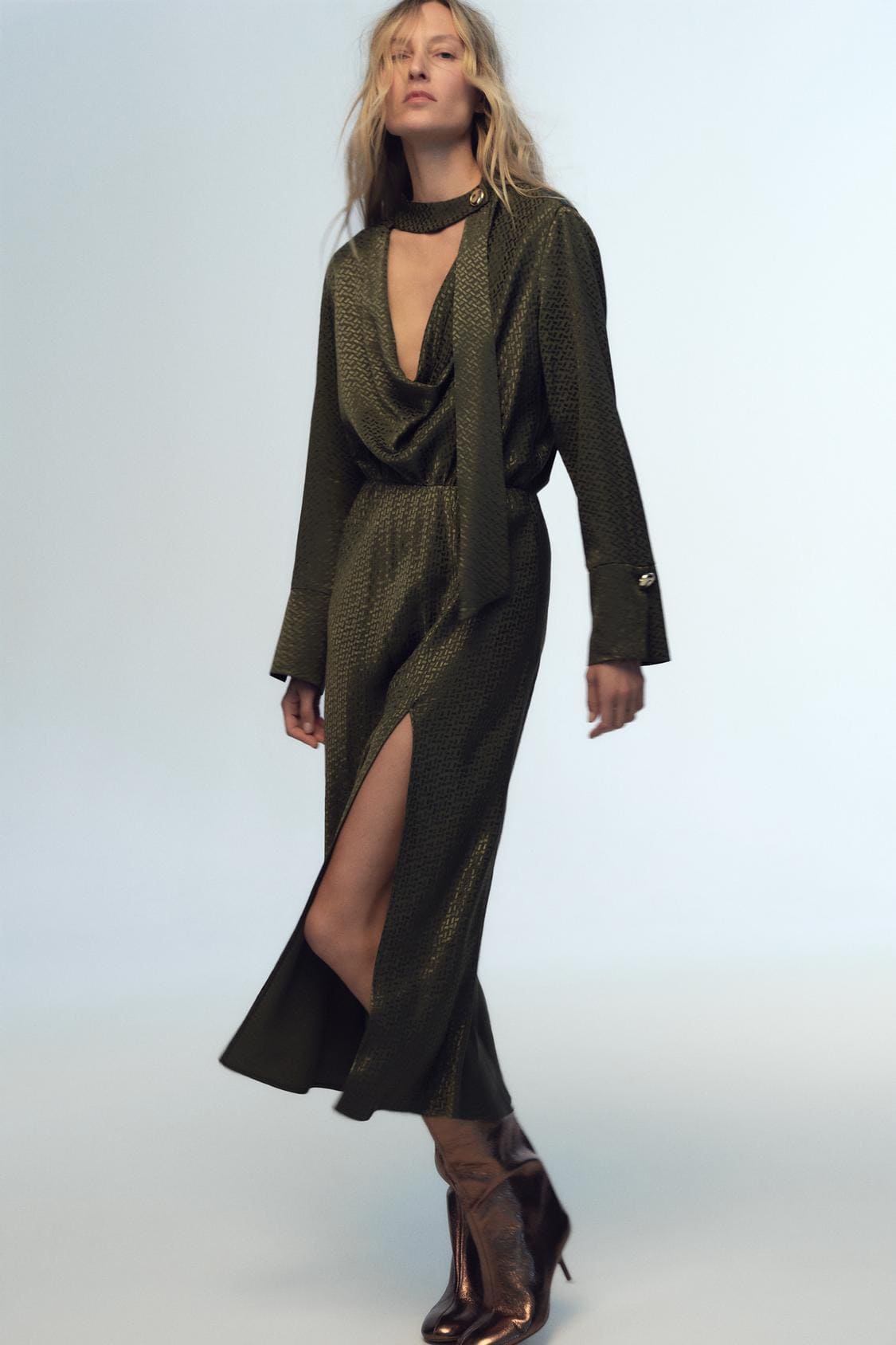 El vestido midi jacquard en color verde oliva de Zara