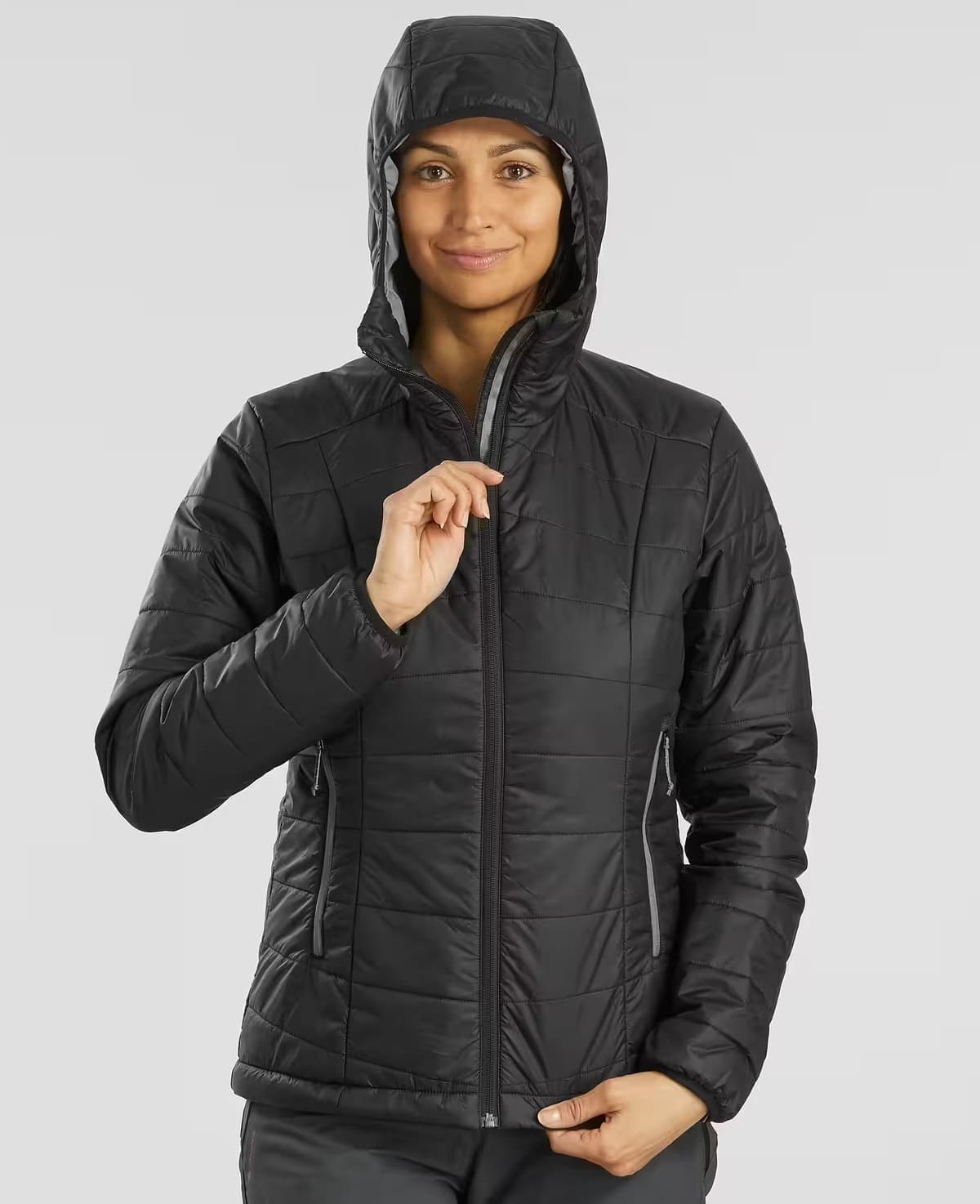 La chaqueta acolchada de montaña y trekking con capucha Forclaz MT100 en Decathlon