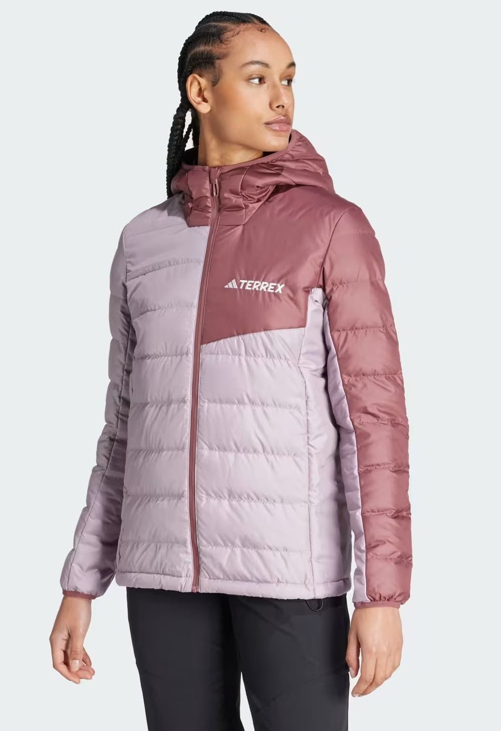 La nueva chaqueta con capucha Terrex Multi Light Down en color rosa de Adidas